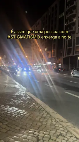 Eu sempre achei que todos enxergavam assim, até descobrir que é um efeito do astigmatismo. #curiosidades #fy #crescernotiktok  @Ca Boni 