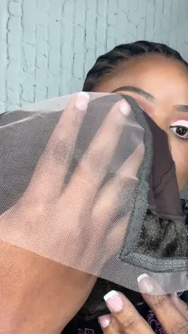Using @LabhairsUS new grip cap with larger parting space. It works for side parts as well as middle parts. And its undetectable ✨💕 #eyemakeup #gripcap #labhairs #gluelesswig 