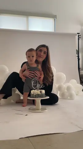Nadie me preparó para lo mucho que iba a llorar ese día! 😭🥹🫶🏻  #firstbirthday #primercumpleaños #babytiktok #sesiondefotos #photoshoot #firsttimemom #mamaprimeriza #boymom #babyboy #fyp #smashthecake #fyp