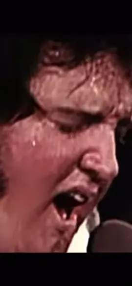 Sad to see him end up like this😭… he used all the energy on his audience and never gave up👑 #elvispresley #presley #foryoupage #fyp #singer #sing #kingofrockandroll #elvis #hurt #Hurt 