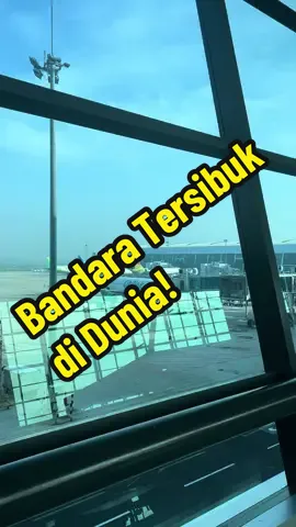 Pergerakan pesawat di CGK Ramai, memang betul Bandara tersibuk di Dunia.  #airport #airplane #airportlife #soekarnohatta #soettaairport 
