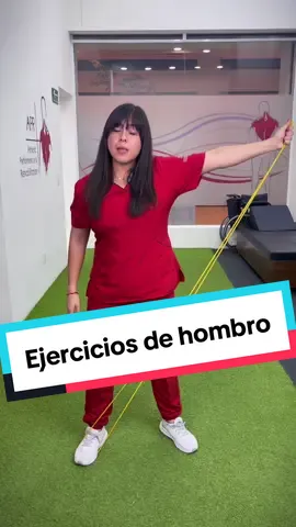 Desafía tus hombros con estos ejercicios dinámicos con ligas. Desde elevaciones laterales hasta rotaciones, cada movimiento es una oportunidad para fortalecer y tonificar. Únete a nosotros y descubre cómo llevar tu entrenamiento al siguiente nivel con la resistencia controlada de las ligas. ¡Hombros fuertes y definidos te esperan!  #Fisioterapia #Rehabilitación #SaludFísica #Bienestar #TerapiaFísica #CuerpoEnMovimiento #PrevenciónDeLesiones #EjercicioTerapéutico #Fisio 