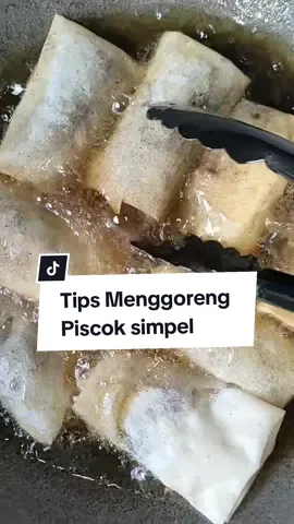Tips menggoreng piscok, tunggu sampai piscok bagian bawah berwarna golden brown lalu balik (Jangan terus-terusan di bolak balik).  #fyp #pisanglumer #piscoklumer #piscok #ownersmallbusiness #usahakecilkecilan #perintisbukanpewaris #jambi #pejuangcuan #pengusahamuda #idejualan #tutorial #tips #kulinerjambi #rimbobujang 