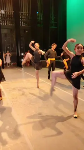 Piel canel una hermosa pieza de Nuestra puersta en escena de Mexico Mio  #Mexicomio  #ballet #coreografia #ballettok #ballet #dance #dancer #meridayucatanmexico #bailarines #teatro #pielcanel #ojosnegros 