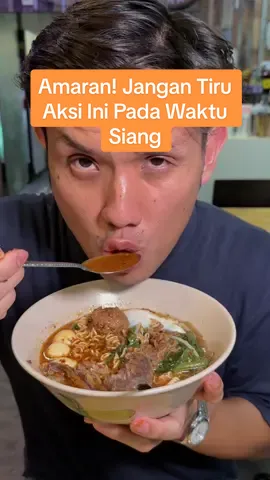 Ha jemput tengok Mukbang Mee Celup Dapur Meks Viral. Korang yang tengok tu jangan cuba try tiru aksi ni pada waktu siang pulak🙅‍♀️ Kalau nak makan Mee Celup macam abe kita ni makan, jom datang berbuka puasa di Dapur Meks Viral di Setapak! Ada macam macam lagi makanan Kelantan yamg sedap sedap🤤 #dapurmeks #setapak #kongsibersama #kongsikebaikan #mukbang #Ramadan 