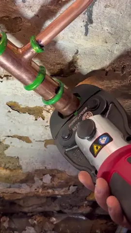 Fixing a leak on pipework with press! #asmr #plumbing #toolbag #pipes #tools #cleancopper #copper #handtools #work #DIY #howto #plumber 
