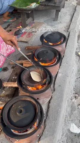 Mantan pembantu rumah tangga jenius hanya bermodalkan 30ribu ciptakan usaha beda dari yg lain sampai pembelinya aja bule bule 📍serabi kocor jl bantul nyemengan tirtonirmolo kasihan bantul jogjakarta #kuliner #jogja #streetfood #food #Foodie #tradisional #serabi 