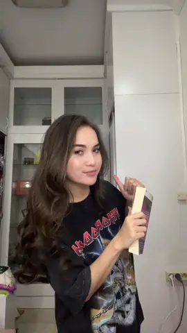 Kenapa tuh buku dipegangin trs yaa? Baru sadarr hehehehe