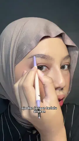 siapa disini yang kalo ngalis suka ketebelan atau beda sebelah? aku juga dulu gitu, tapi sekarang udah makin jago ngalis karena pake Brow Pop nya @Implora Cosmetics Day To Day Series 💗 buat kamu yang masih struggle bikin alis, aku rekomendasiin untuk cobain brow pop nya Implora!  #eyemakeup #browpencil #implora #implorabrowpencil 