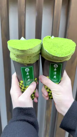 浅草で大行列の抹茶づくしクレープ🍵 📍寿清庵 🚃浅草駅徒歩3分 薄く焼いた抹茶を練り込んだ生地に、ホイップクリームと抹茶クリーム、京都産の黒豆を乗せていきます🤤 抹茶ソースに漬け込んだ濃厚なティラミスを乗せたら、その上にマスカルポーネチーズを塗って最後に抹茶パウダーをかけたら完成です😋 抹茶の風味が最大限に際立ってて抹茶好きにはたまらないクレープでした！ #クレープ #抹茶 #matcha #浅草グルメ #浅草ランチ #浅草カフェ #浅草スイーツ #浅草 #asakusa #浅草食べ歩き #tokyotrip #東京ランチ #東京グルメ #tokyogourmet #tokyofood #japanesefood  #japanfood #tiktokfood 