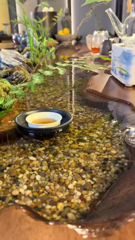 Sức sống xanh trong không gian trà…#nhânsinh #tràđạo #bàntràđộcđáo #bàntràthuỷsinh #thuỷsinh #bàntrànướcchảy 
