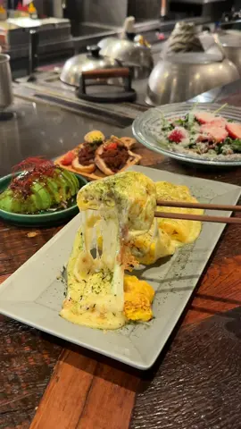 東京で話題の鉄板で作るだし巻き卵🍳 チーズ伸びすぎてびっくり😂 　　　　　　　　　 店名 : TEPPAN DINING BY THE WAY 住所 : 東京都目黒区自由が丘 アクセス : 自由が丘駅から徒歩4分 営業時間 : 17:00-4:00日曜15:00-23:30 定休日 : 不定休 　　　　　　　 ◎ 鉄板だし巻きたまご¥780 トッピングチーズ +¥300 　　　　　　　　　 #東京グルメ #japanesefood #tiktokfood #egg 