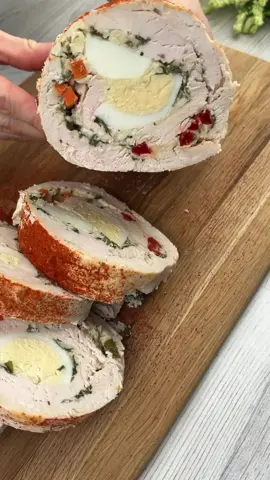Куриный рулет. Отличная #нарезка на #праздничный #стол. ⠀ Ингредиенты: Куриное филе – 1 кг Вареные яйца – 4 шт Чеснок – 4 зубчика Сыр – 100 г Петрушка Морковь – 1 шт Красный перец - 1/2 шт. Соль, черный перец – по вкусу ⠀ РЕЦЕПТ 🔹Залить водой и отварить 4 куриных яйца. 🔹В миске взбить яйца, добавить чеснок, сыр и петрушку. 🔹Нарезать морковь и красный перец. Яйца очистить и разрезать на 2 половинки. 🔹Нарезать куриное филе и выложить на пищевую пленку. Накрыть пищевой пленкой и немного отбить. Сверху посолить и поперчить. Выложить подготовленную смесь, яйца. 🔹Немного скрутить рулет, выложить морковь, скрутить еще и выложить красный перец 🔹Скрутите рулет до конца. Плотно завяжите концы. Завернуть еще в слой пищевой пленки и завязать концы. Обвязать ниткой или засунуть в сетку. 🔹Положить в кастрюлю и залить водой. После закипания варить на медленном огне  1 час. 🔹 После приготовления дать остыть и поставьте в холодильник на ночь. 🔹 Удалить нити и пищевую пленку. 🔹Посыпать сладкой паприкой и можно подавать к столу. 🔹Невероятно вкусно! Приятного аппетита! 🔹Приятного аппетита! До новых встреч. ⠀ #рулет #куриныйрулет #ужин #рецептужина #кулинарныерецепты #ужинрецепт 