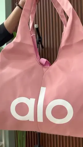 A.L.O Yoga Bag, tas keren dan bisa muat banyak 😍🔥🛒 #taswanita #tasolahraga #bag #sportbag #taskeren #tasbesar #bisamuatbanyak #hype #racuntiktok #bestseller #limitedstock #fypシ #fyp 