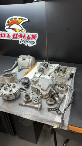 Calm little video for ya here, sorry its not my usual. Been trying to push customers through my shop before I take a few weeks off! Click the link in my bio if you wanna check out these full rebuild kits avaiable from Vertex or Wrench Wrabit! #livemoto #dirtbike #dirtbikemechanic #supercross #motorcross #allballsracing 