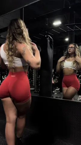 A muse  … #gymgirl #curvybodies #fitnessmotivation #tinygirl #strongwomen #personaltrainer #GymTok #posing #bodygoals #italiangirl 