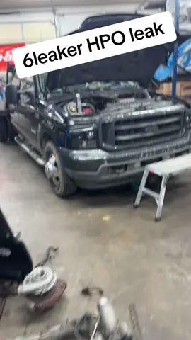 #6leaker👑 at it again, fixing trucks that no one else could seem to fix at #wiggysgarage and this was a easy one 💪🏻 #6leaker #6oh #6blow #6point0 #6hoe #60 #6leakin #6leakers #ford #powerstroke #turbo #diesel #f250 #f350 #f450 #f550 #dieselmechanic #mechaniclife #mechanic #mechanicsoftiktok #mechanics #technician #techniciansoftiktok 