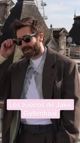 Solo #jakegyllenhaal puede convencernos de empezar a llevar traje con zuecos #birkenstock 🫶🏻 #look #menstyle #moda #fashiontiktok #celebs 