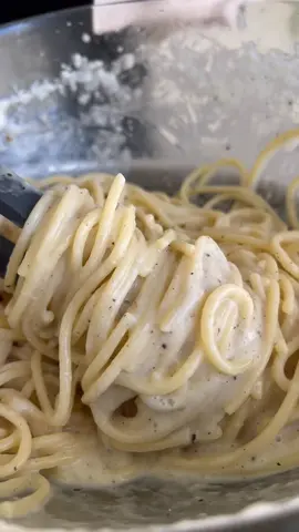 Prawdziwy przepis na oryginalną cacio e pepe składniki: 400 g makaronu 180 g sera pecorino  romano 4 g świeżo mielonego czarnego pieprzu. Link na stronę wakacje.pl znajdziecie w Bio @Wakacje.pl #płatnawspółpraca #reklama #cacioepepe #makaron #pasta #obiad #obiadydomowe #przepis #przepisy #kuchniawłoska #włoskiejedzenie #jedzenie #gotowanie 