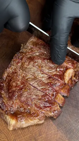 Australian Wagyu Entrecôte von @kreutzers.eu | Geschnitten mit dem Chefslover Slicer von @Germancut | Gegrillt auf der Plancha des G32 Connected meiner @Otto Wilde Grillers Outdoorküche | ‼️ Übrigens: Spare 357 Euro beim Kauf des G32 Connected 💪… denn beim Plancha Meister Bundle sind Plancha, Griffe und Spachtel kostenlos mit dabei. Eines von 2 wahnsinnig tollen Sets mit hohem Sparpotenzial! 👌 [Werbung] #grill #grillen #fleisch #steak 