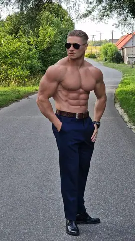 W przerwie podczas koszenia trawnika 😎🤣 #bodybuilding #sunglasses #muscle #muscleman #mensfashion #fitnessmodel #abs #sixpack #6pack #treningsiłowy #elegant 