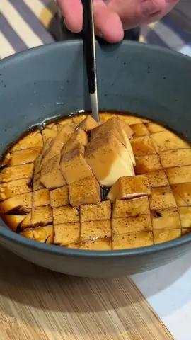 Já imaginou um pudim salgado??! O Chawanmushi é um preparo japonês de ovo e eu me surpreendi com o sabor e leveza dele!  Ingredientes:  - para cada ovo, utilize 100ml de caldo de legumes, frango ou água.  - shoyu - óleo de gergelim  Dica: da pra comer com o que quiser, até puro, mas com um arrozinho e uma proteína vai super bem!!  #chawanmushi #ovo #receita #receitasimples #receitafacil 