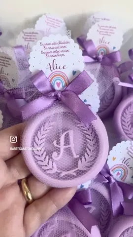Sabonete inicial com brasão para a chegada da Alice, tema arco íris .💜 Fazemos no tema desejado 😃 📲 Para orçamentos 21 97214-0920 #lembrancinhaspersonalizadas  #saboneteartesanal😍  #lembrancasmaternidade #lembrancasnascimento  #saboneteinicial  #sabonetebrasao