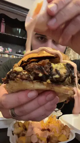 Tripple patty french onion burger and cheese fries 🍔🧅🍟🧀 #burger #fries #burgers #smashburger  #eatwithme #mukbang #mukbangeatingshow #FoodTok #eatingasmr #foodasmr #mukbangasmr #asmreating #eatingshow #eatingshowasmr #eatingsounds #mukbangs #mukbangvideo #letseat #watchmeeat #eatingsounds 