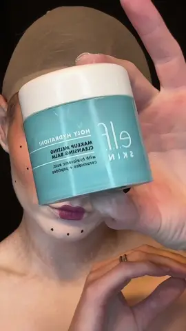 Only a quality makeup cleansing balm like the one from @elfcosmetics can effectively remove this heavy makeup, and it's both effective and affordable 💙