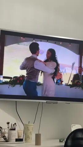 איך היא פאקינג התחתנה עם הקוף הזה ולא שמה לב שהוא בצד השני😭