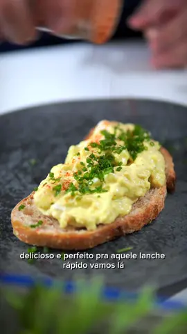 Olá pessoal, eu sou o Thiago Sodré, e hoje eu vou fazer um creme de ovo com abacate,
 delicioso e perfeito para aquele lanche rápido, vamos lá! 
 Ingredientes:
 - 3 ovos cozidos (eu cozinho os meus com 8 minutos)
 - 1 abacate
 - azeite
 - sal, pimenta do reino e páprica defumada
 - 2 col de creme de ricota
 - suco de ½ limão 
 Modo de preparo:
 1. Misture todos os ingredientes e tempere a gosto.
 2. Sirva com torrada ou tapioca e aproveite 
 Me conta aqui nos comentários o que você achou, compartilhe com os amigos e bom apetite! #receitas #thiagosodre #receitasimples #foodlovers #dicas #gastronomia #food #foodporn 