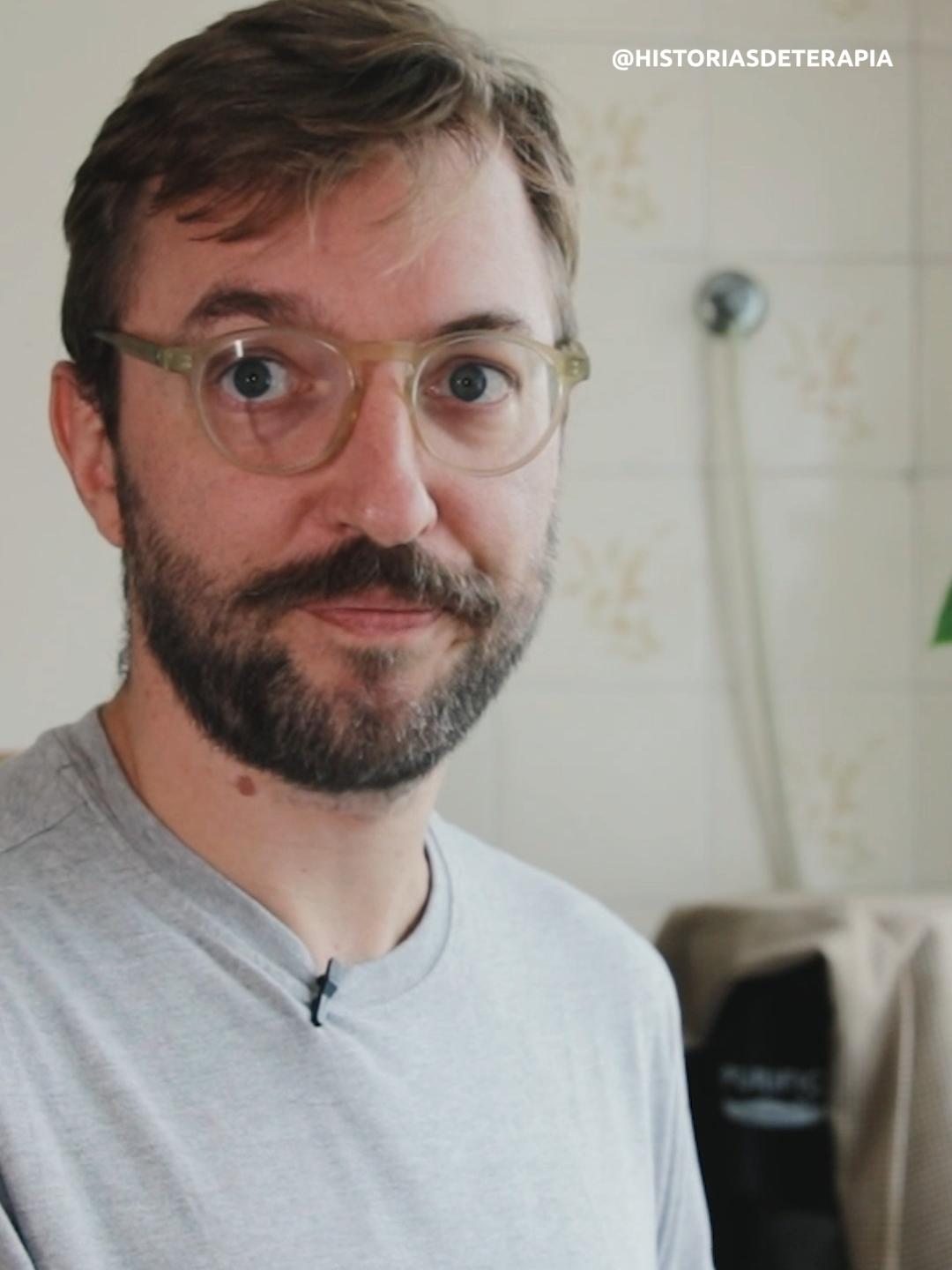 O Jorge perdeu a esposa no parto da segunda filha do casal. As coisas aconteceram muito rápidas e quando ele viu, estava sozinho com dois filhos para criar. Junto aos filhos, o Jorge vai tentando reerguer a vida. Vivenciar o luto é inevitável, explicar para os filhos que 