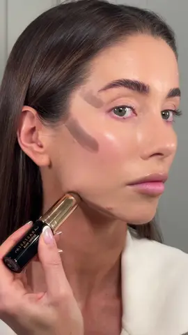 “Face lift” makeup technique. Placement of makeup can make such a difference🤍 Products  Contour Stick in Mink Anastasia Beverly Hills Teint Idole Fond De Teint Care & Glow Radiant Concealer 105W Lancôme Radiant Cream Colour Stick Blush Meet Cute BeautyAct #liftingmakeup 