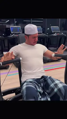 Nasib baik la @Anytime Fitness Kajang 24 jam. Lepas settle teraweh, kita pegi je terus dengan berkain pelikat yang penting workout cc @haniff 🤣 #gym 