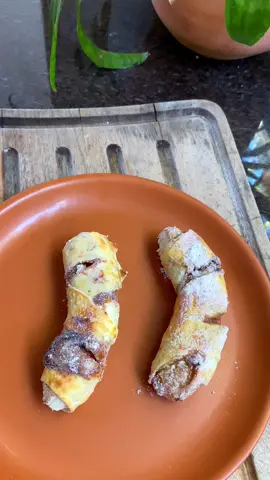 Charutinho de Banana 💛 Banana (quanto mais docinha, melhor)  Doce de leite  Massa de pastel  Air fryer a 180 graus por 15 minutos (quando chegar em 10 Já vai olhando como ela está)  ✅Já salvem pra não perder e me contem o que acharam 💛 #banana #doce #docefit #sobremesafitness #receitasfaceis #foodporn #docedeleite #receitasairfryer 