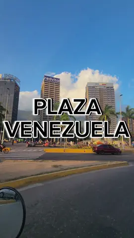 saludos y bendiciones en este breve recorrido cuando cae la tarde en plaza Venezuela!  . . . desde donde me sigues? . . . #venezolanosenusa #venezolanos #Caracas #venezolanosenchile #venezolanas #ciudad #reels__tiktok 