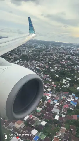 Prepare for landing  ♥️ #prepareforlanding  #landingvibes  #garudaindonesia  #palumakassar  #anakmakassar  #makassartraveller  #diatasawan☁️  #landingvibes  #sultanhasanuddininternationalairport #maros #makassar  #sulawesiselatan 