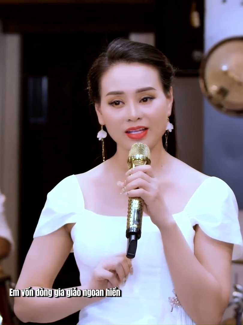 Anh vẫn đi về qua ngõ nhà em...chân bước ngập ngừng lòng bao nỗi niềm... #quangonhaem #myhanhbolero #notnhacxua #xuhuong #fyp