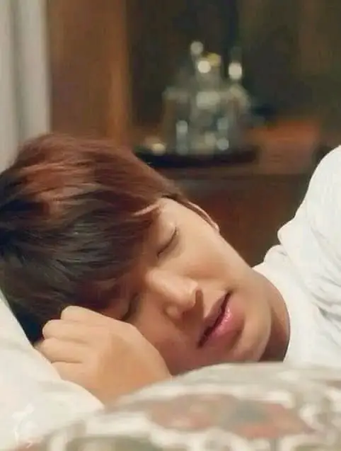 This is how I sleeps after a tiring job. Short snap glipmses 🤣🥰 #leeminho 
