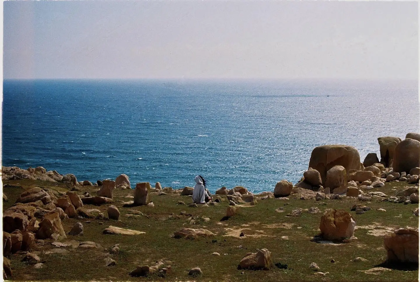 có lẽ là điều đúng đắn duy nhất để quên mình trong những ngày tàn lụi.  #fypシ #ninhthuan #filmphotography #kodakportra400 #foryou 