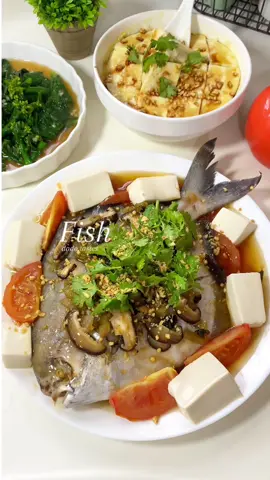 Stim Bawal Putih Teochew Teochew Steamed silver Pomfret by @dada.tastes 700 gram ikan bawal putih (Taute) Sedikit garam/salt 1/2 kotak tahu/tofu 2 cm jahe iris/ginger 3 buah jamur shiitake iris/mushrooms 1 buah tomat /tomato 50 gram sayur asin/salted vegetables  2 sdm saus plum/plum sauce Daun ketumbar/coriander Bawang putih goreng/garlic oil Saus/sauce: 3 sdm kecap ikan Lkk/seafood soy sauce 1 sdm kecap asin/soy sauce 1 sdm minyak wijen/sesame oil 1 sdm arak shaoxing/cooking wine 1/2 sdm gula halus/sugar 1 sdt merica/pepper 300 ml air #asiancooking#masaksendiri#resepgampang#resepsimple  #tiktokfood#tiktokeat 