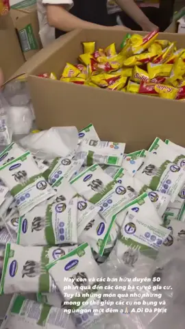 50 phần quà này tuy không lớn. Nhưng đó là tấm lòng của con . Hy vọng cô chú sẽ vui và sẽ gặp được nhiều may mắn hơn nữa trong cuộc sống.  A Di Đà Phật !  Nam Mô Công Đức Lâm Bồ Tát.📿