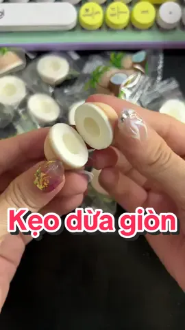 Kẹo dừa giòn béo béo ngọt ngọt, nhìn như trái dừa khô xinh quá #review #admicro #muataitiktokshop 
