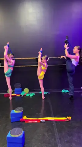 Class was 🔥 yesterday! . . 🧠Bodytech Method  📍Stars Dance Studio 💃🏼Pierina + Liliana + Grayson 🧑🏽‍🏫Julian . . #dance #dancer #flexibility #flexibilitytraining #strong #strengthtraining #strength #stretching #stretch #dancemoms #dancestudio #ballet #ballerina #bodytechmethod #technique #athlete #instagram #gymnastic #rhythmicgymnastics 