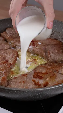 3 filetes de ternera 3 cucharadas de mantequilla sin sal 200ml de leche 1 pizca de pimienta negra 1 cucharadita de sal 1 cucharadita de orégano perejil al gusto #aquellareceta #recetas #Receta #viral #viralfood #food