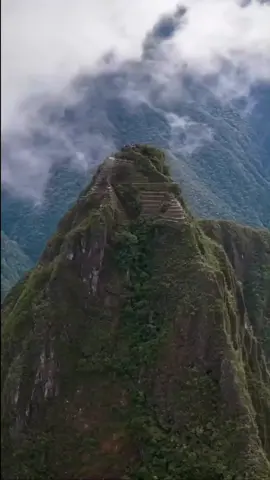 This is Huayna Picchu! 😱🇵🇪 If you are not afraid of heights then make sure to add the incredible hike to Huayna Picchu to your Machu Picchu Adventure.😍 Believe us, once you reach the top you will enjoy a picturesque view over the Machu Picchu ruins. 📸 Click the link in our bio to learn more about our different Machu picchu Tours!📲 #perutravel #cusco #incatrail #machupicchuperu #altitudeperu #andes #ollantaytambo_cusco_peru🇵🇪 #rainbowmountainperu #travellife 