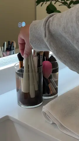 Clean my makeup brushes using zote soap🤌🫧🧼 all in my SF under “makeup” #cleanmakeupbrushes #asmr #asmrsounds #makeupbrushes #makeupbrushcleaning #amsrcleaning 