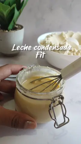 Te enseño a preparar tu propia leche condensada fit, alta en proteína y sin azúcar 🤩 Ingredientes: - 1 medida de proteína de vainilla - agua o leche . Esta leche condensada nos sirve para sustituir la leche condensada tradicional así que podemos usarla para preparar postres o solo para complementar unos deliciosos hotcakes 🤤 . ¿La prepararias? #healthyfood #protein #Fitness #recetassaludables #healthysnacks #healthylifestyle #estilodevida 