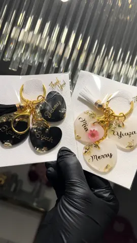 🌸Si tu as un petit budget, j’ai le cadeau idéal pour toi à seulement 10€ le porte-clés ( avec 3coeurs )  avec frais de livraison compris 🌸 possibilité d’avoir 1/2/3… coeurs sur le porte-clés ##personnalisation##pascher##cadeaux##faitmain#resinepoxy##resine##pourtoi#SmallBusiness