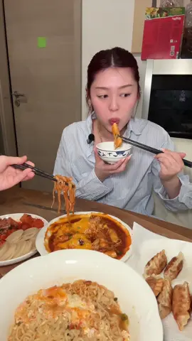 Mukbang time 🥟🍜 Enjoy 5min me, just eating :) #mukbang #eating #ramen #dumplings #tteokbokki #mukbangwithlinh #fyp #eatwithme #fy 